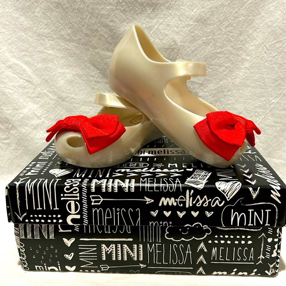 Mini Melissa size 6 toddler Pearlescent cream with Red Bow. .